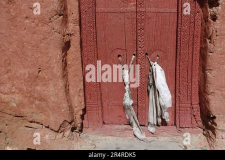 Porte en bois rouge au monastère de Lamayuru, Ladakh Banque D'Images