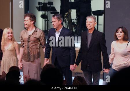 Sophia Anne Caruso, Michael C. Hall, le réalisateur Ivo van Hove, David Bowie et Cristin Milioti pendant l'appel de rideau après la représentation nocturne d'ouverture de 'Lazarus' à New York Theatre Workshop à New York City on 7 décembre 2015. Il s'agissait de la dernière apparition publique de David Bowie. Bowie est mort sur 10 janvier 2016. Crédit photo : Henry McGee/MediaPunch Banque D'Images