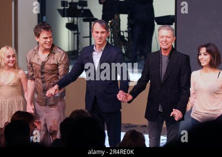 Sophia Anne Caruso, Michael C. Hall, le réalisateur Ivo van Hove, David Bowie et Cristin Milioti pendant l'appel de rideau après la représentation nocturne d'ouverture de 'Lazarus' à New York Theatre Workshop à New York City on 7 décembre 2015. Il s'agissait de la dernière apparition publique de David Bowie. Bowie est mort sur 10 janvier 2016. Crédit photo : Henry McGee/MediaPunch Banque D'Images