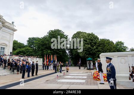 Le président des États-Unis Joe Biden, le vice-président des États-Unis Kamala Harris et le secrétaire américain à la Défense Lloyd Austin participent à une cérémonie de pose de couronnes à la tombe du soldat inconnu au cimetière national d'Arlington le jour du souvenir à Arlington, Virginie, États-Unis, lundi, 29 mai, 2023. Le président Biden et le président de la Chambre des représentants des États-Unis Kevin McCarthy (républicain de Californie) ont exprimé leur confiance dans le fait que leur accord sur le plafond de la dette sera adopté par le Congrès, évitant ainsi un défaut historique des États-Unis tout en fixant un cap pour les dépenses fédérales jusqu'après les élections de 2024. Crédit : Shen de Tting/Pool via CNP / Banque D'Images