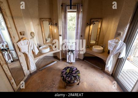 Intérieur des toilettes de la suite Lune de miel à Onguma The fort, Onguma Game Reserve, Namibie, Afrique Banque D'Images