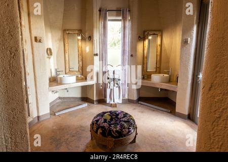 Intérieur des toilettes de la suite Lune de miel à Onguma The fort, Onguma Game Reserve, Namibie, Afrique Banque D'Images