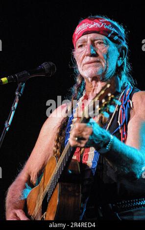 Willie Nelson, 68 ans, se produit avec sa célèbre guitare Martin N-20 « Trigger » lors d'un concert de la foire de l'État du Kentucky au Cardinal Stadium le mardi 21 août 2001 à Louisville, comté de Jefferson, KY, ÉTATS-UNIS. Le chanteur, auteur-compositeur, instrumentaliste, acteur et activiste politique a été un pionnier du mouvement iconoclaste "hors-la-loi", un sous-genre de musique country qui s'est développé à la fin de 1960s comme une alternative au plus conservateur "Nashville Sound" dominant l'industrie à l'époque. (Photo APEX MediaWire par Billy Suratt) Banque D'Images