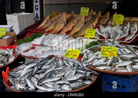 Poisson Freh à vendre à l'extérieur du marché Womens, Konya, Turquie Banque D'Images