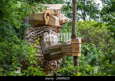 Sculpture en bois Ronja Redeye de Thomas Dambo au jardin botanique d'Atlanta, en Géorgie. (ÉTATS-UNIS) Banque D'Images