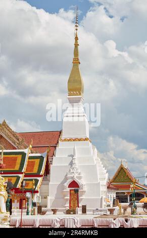 Phra That Choeng CHUM, le principal temple bouddhiste de la Thaïlande, surplombait la province de Sakon Nakhon Banque D'Images