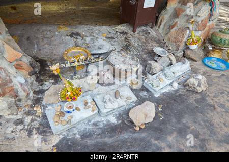 Wat Tham Phae Dan, un temple unique au sommet d'une colline dans la province de Sakon Nakhon, surplombant la Thaïlande Banque D'Images