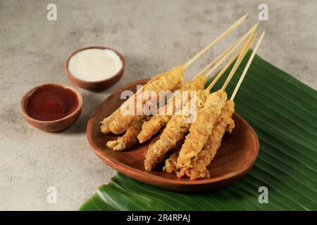 Télur Gulung, omelette aux œufs roulée avec brochettes. Populaire Street Food en Indonésie. Banque D'Images