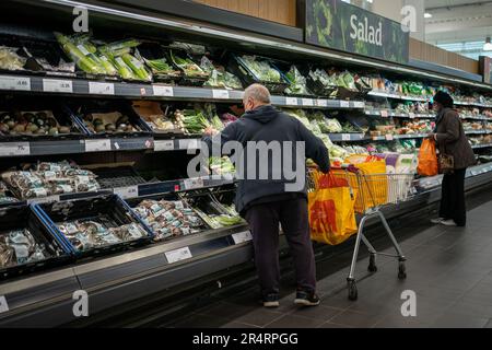 Photo du dossier datée du 15/10/21, d'acheteurs dans la section fruits et légumes d'une succursale de Sainsbury's, dans le sud de Londres. Mardi, des signes ont montré que l'augmentation rapide des prix des aliments avait atteint son pic, car une enquête sur les prix dans les magasins a suggéré qu'ils ont chuté entre avril et mai. Selon une enquête menée par le British Retail Consortium (BRC) et Nielsen, l'inflation alimentaire est tombée à 15,4 % en mai. Date de publication : mardi 30 mai 2023. Banque D'Images