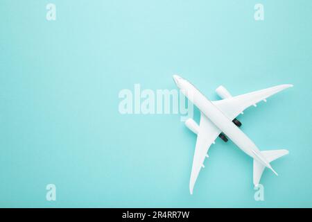 Modèle d'avion sur fond bleu pastel. Concept de voyage Banque D'Images