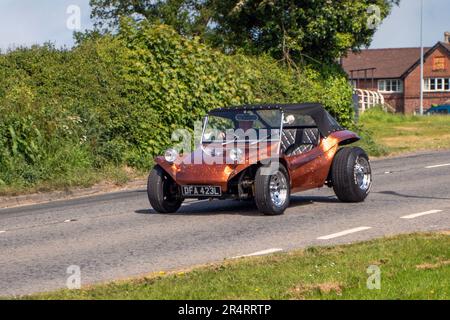 Modifié Custom Orange-speckled vinyle emballée Volkswagen 1300 Beetle Beach buggy; au Capesthorne Hall Cheshire Classic Show, 2023 Banque D'Images