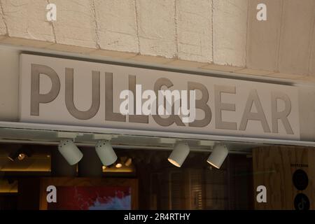 Bordeaux , Aquitaine France - 05 19 2023 : magasin de marque logo Pull & Bear et enseigne de texte façade avant entrée de la boutique espagnole de vêtements mode Banque D'Images