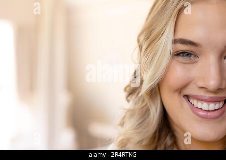 Gros plan portrait de blonde de taille plus petite femme caucasienne souriant et regardant l'appareil photo, espace de copie Banque D'Images