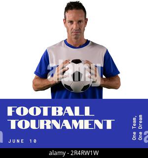 Composition du texte du tournoi de football sur le joueur de football masculin caucasien tenant le ballon Banque D'Images