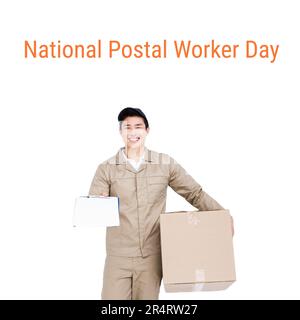 Composition du texte national de jour de travailleur postal sur heureux homme de livraison asiatique avec presse-papiers Banque D'Images
