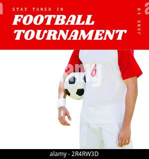 Composition du texte du tournoi de football sur le joueur de football masculin caucasien tenant le ballon Banque D'Images