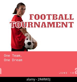 Composition du texte du tournoi de football sur la joueuse de football caucasienne tenant le ballon Banque D'Images