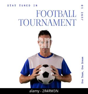 Composition du texte du tournoi de football sur le joueur de football masculin caucasien tenant le ballon Banque D'Images