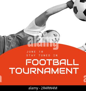 Composition du texte du tournoi de football sur la joueuse de football caucasienne tenant le ballon Banque D'Images