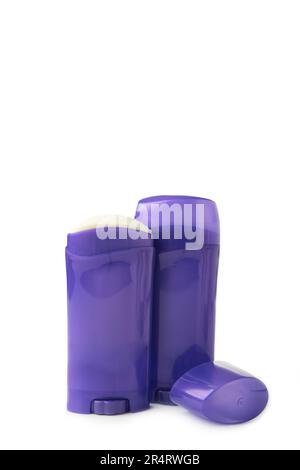 Flacon violet avec déodorant antisudorifique pour le corps, isolé sur fond blanc. Vue de dessus Banque D'Images