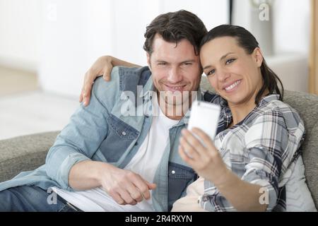 couple avec femme enceinte parlant selfie Banque D'Images