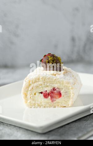 Gâteau aux fraises avec du thé à côté sur une table en pierre Banque D'Images