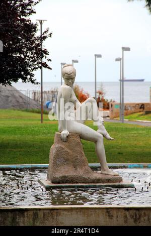 THESSALONIQUE, GRÈCE - 16 SEPTEMBRE 2012 : il s'agit d'une statue dans une fontaine du parc commémoratif sous la pluie. Banque D'Images