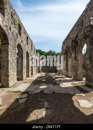 Butrint, Albanie - 16 septembre 2021 : touristes dans la Grande Basilique du Parc National de Butrint, Buthrotum, Albanie. Banque D'Images