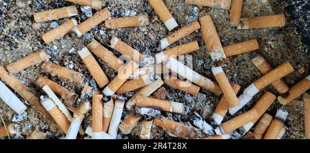 Mégots de cigarettes combinés dans un concept de disque de cigarettes de nombreux débris de cigarettes après avoir fumé Banque D'Images