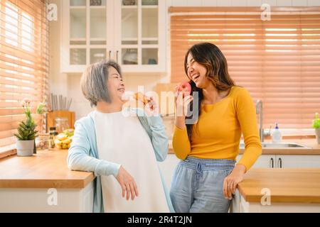 grand-mère de famille heureuse avec portrait de fille. une famille gaie dans la cuisine souriant ensemble. Banque D'Images