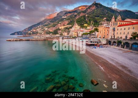 Amalfi, Italie. Image de paysage urbain de la célèbre ville côtière d'Amalfi, située sur la côte amalfitaine, en Italie au lever du soleil. Banque D'Images