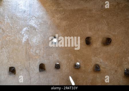 Vue interne des trous de tir du fort historique d'Al Zubarah au Qatar Banque D'Images