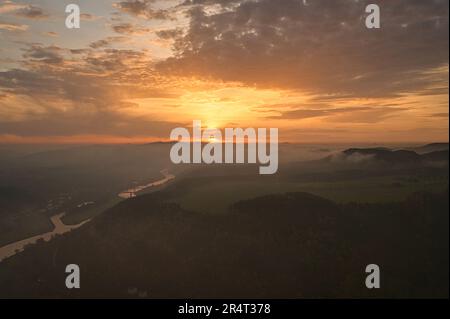 Le Lilienstein dans les montagnes de grès d'Elbe au lever du soleil Banque D'Images