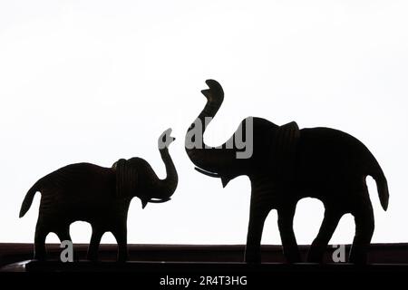 Statues d'éléphants avec troncs élevés - Onguma Bush Camp, Onguma Game Reserve, Namibie, Afrique Banque D'Images