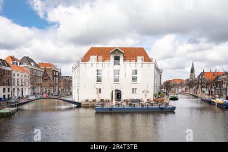 Delft, pays-Bas - deux ponts piétons dans l'ancien arsenal construit par cepezed Banque D'Images