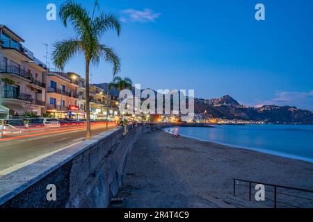 Vue sur la promenade de Giardini-Naxos au crépuscule, province de Messine, Sicile, Italie, Méditerranée, Europe Banque D'Images