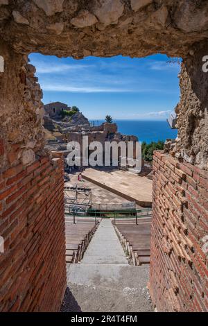 Vue sur le théâtre grec de Taormina, Taormina, Sicile, Italie, Europe Banque D'Images