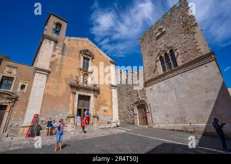 Vue sur le Palazzo Corvaja et l'église Sainte Catherine d'Alexandrie sur la Piazza Vittorio Emanuele II à Taormina, Taormina, Sicile, Italie, Europe Banque D'Images