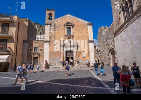 Vue de l'église Sainte Catherine d'Alexandrie sur la Piazza Vittorio Emanuele II à Taormina, Taormina, Sicile, Italie, Europe Banque D'Images