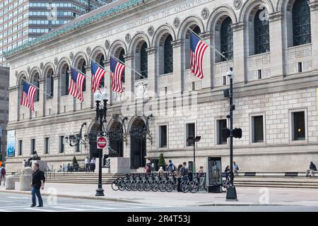 USA, Massachusetts, Boston, Boston public Library avec drapeaux américains à l'avant. Banque D'Images