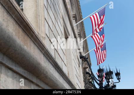 États-unis, Massachusetts, Boston, des drapeaux américains à l'extérieur de Boston Public Library. Banque D'Images