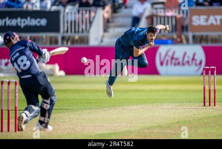 Le bowling George Scrimshaw de Derbyshire jusqu'à Saif Zaib dans un match de Blast Vitality en T20 entre les Falcons de Derbyshire et les Steelbacks de Northamptonshire Banque D'Images