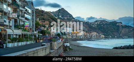 Vue sur Castelmola, Taormina et la promenade de Giardini Naxos vue de Giardini Naxos au crépuscule, Sicile, Méditerranée, Italie, Europe Banque D'Images