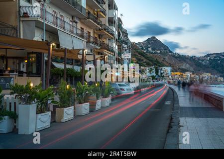 Vue sur Taormina et la promenade de Giardini Naxos vue depuis Giardini Naxos au crépuscule, Sicile, Méditerranée, Italie, Europe Banque D'Images