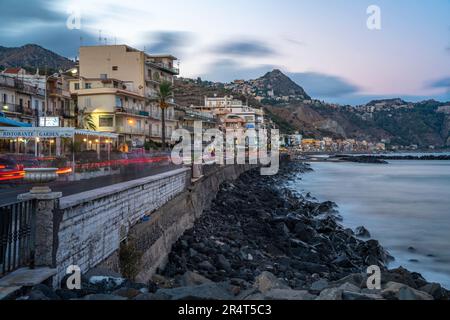 Vue sur Taormina et la promenade de Giardini Naxos vue depuis Giardini Naxos au crépuscule, Sicile, Méditerranée, Italie, Europe Banque D'Images