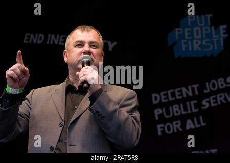 Brendan Barber, secrétaire général de TUC, au rassemblement de Put Poverty First à Londres, ainsi que 35000 protestations contre la réunion du G-20 Banque D'Images