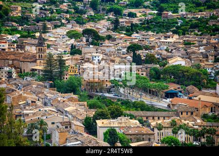 Village de Soller. Paysage de la fenêtre de tren de Soller train historique d'époque qui relie Palma de Majorque à Soller, Majorque, Baléares Banque D'Images