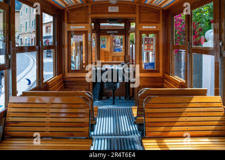 Places à l'intérieur du tramway d'époque au village de Soller. Le tramway assure un service 5kms heures sur 24, 7 jours sur 7 entre la gare du village de Soller et Puerto Banque D'Images