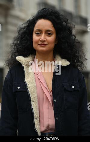 Piccadilly, Londres, Royaume-Uni. 30th mai 2023. L'artiste Rana Begum dévoilera des drapeaux nouvellement conçus à l'intérieur de Piccadilly pour l'été. Les motifs géométriques s'inspirent de l'art et de l'architecture islamiques traditionnels. Des drapeaux vibrants taquent Art of London's Summer Season et sont exposés du 30 mai au 2023 août. Crédit : voir Li/Picture Capital/Alamy Live News Banque D'Images