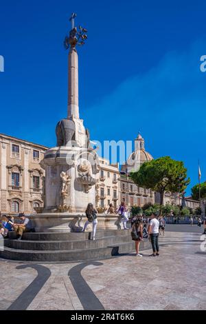 Vue sur la fontaine de l'éléphant et la Chiesa della Badia di Sant'Agata, Piazza Duomo, Catane, Sicile, Italie, Europe Banque D'Images